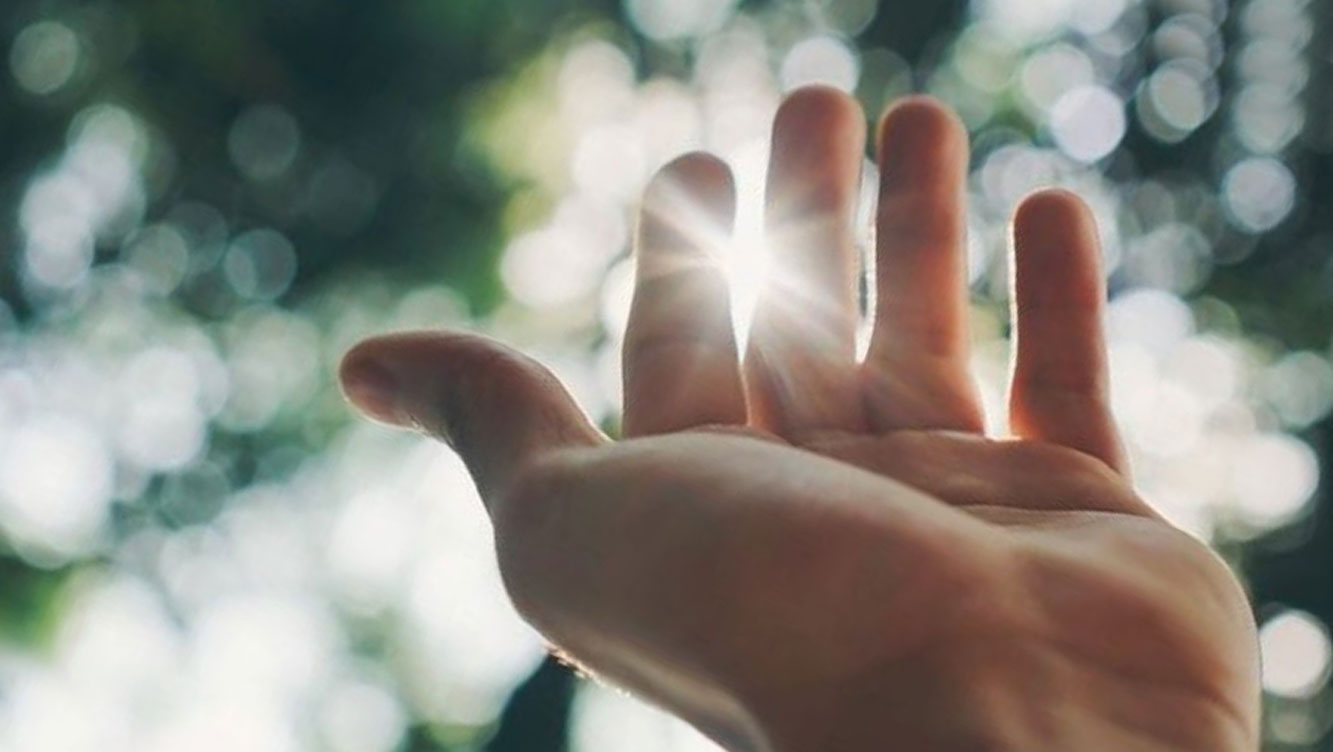 Hand zur Sonne