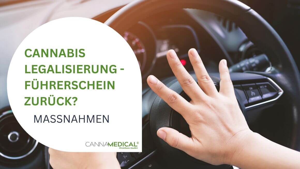 Hand drückt auf Lenkradhupe