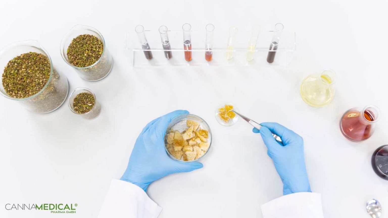 Cannabisblüten, Harz, Öl und Laborgeräte
