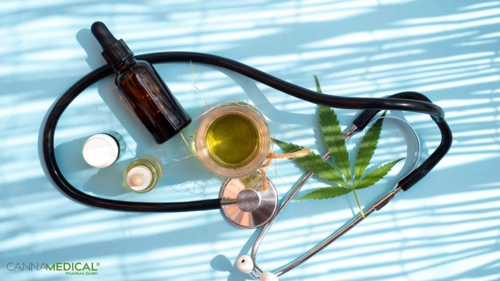 verschiedene medizinische Cannabisprodukte auf hellblauer Unterlage